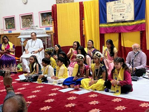 Children-singing-bhajans